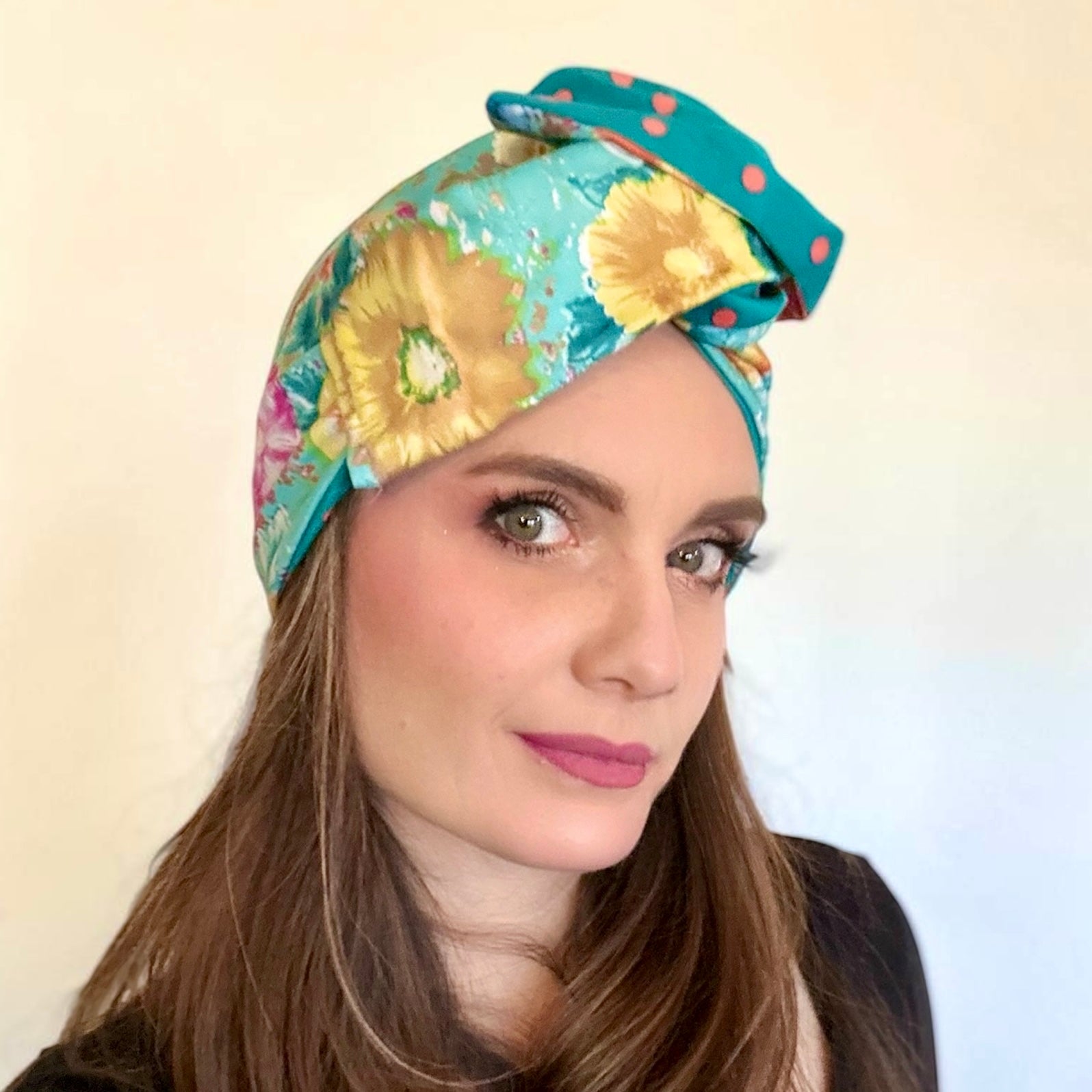 
Turbante modellabile realizzato a mano in Italia in puro cotone double face. Artigianale Made in Italy.