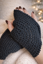 Carica l'immagine nel visualizzatore di Gallery, Mezzi guanti Improbabili
