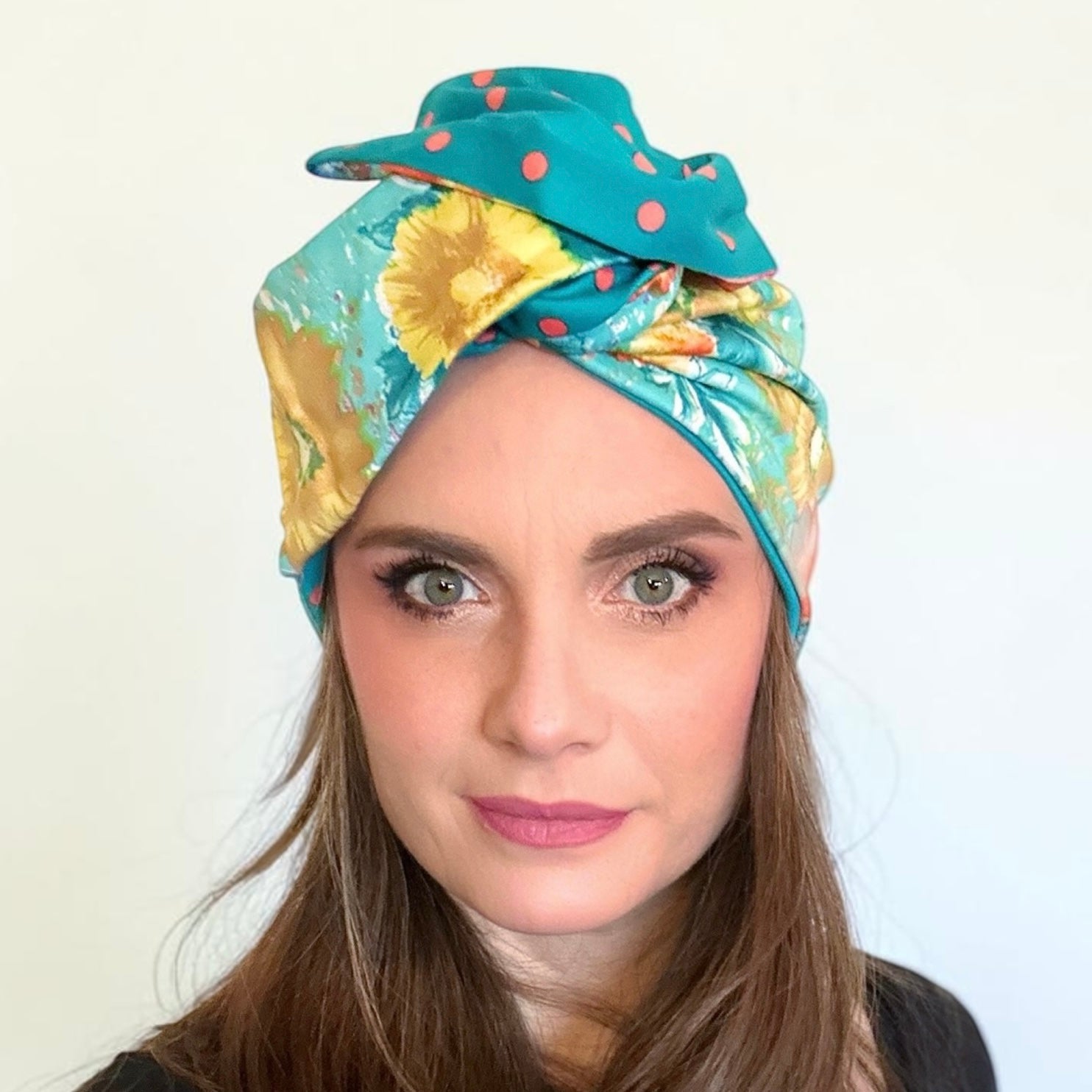 
Turbante modellabile realizzato a mano in Italia in puro cotone double face. Artigianale Made in Italy.
