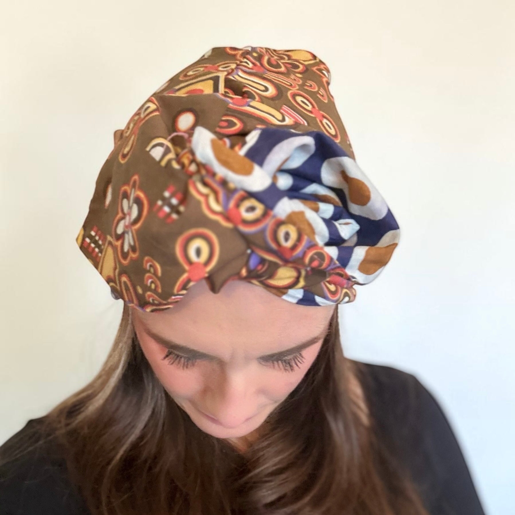 
Turbante modellabile realizzato a mano in Italia in puro cotone double face. Artigianale Made in Italy.