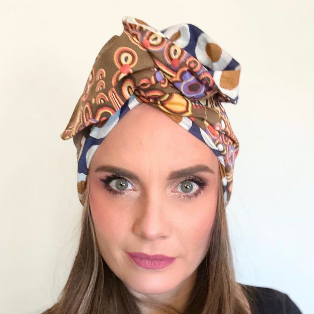 
Turbante modellabile realizzato a mano in Italia in puro cotone double face. Artigianale Made in Italy.