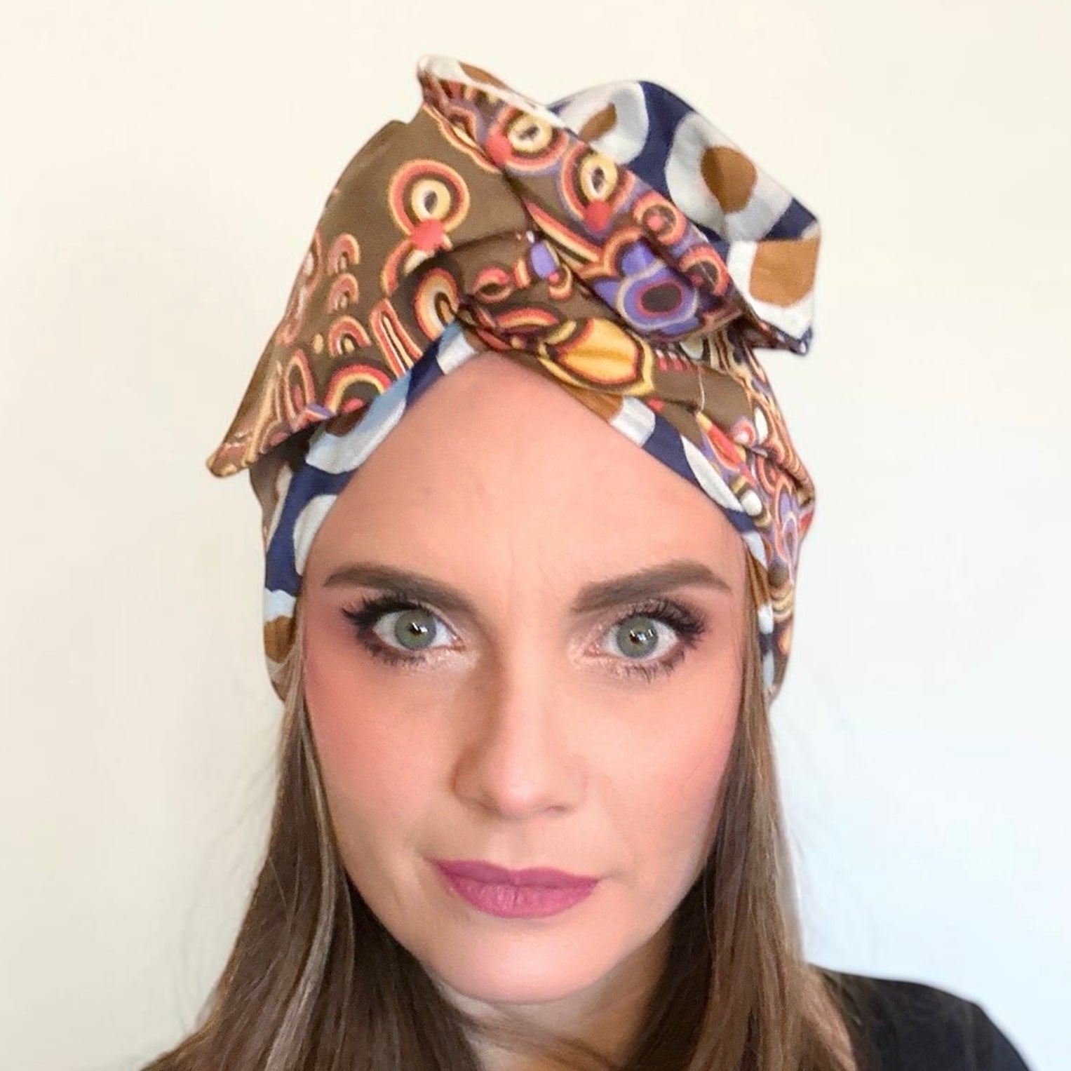 
Turbante modellabile realizzato a mano in Italia in puro cotone double face. Artigianale Made in Italy.