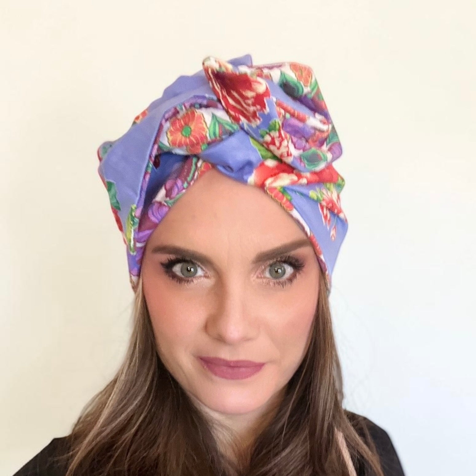 
Turbante modellabile realizzato a mano in Italia in puro cotone double face. Artigianale Made in Italy.