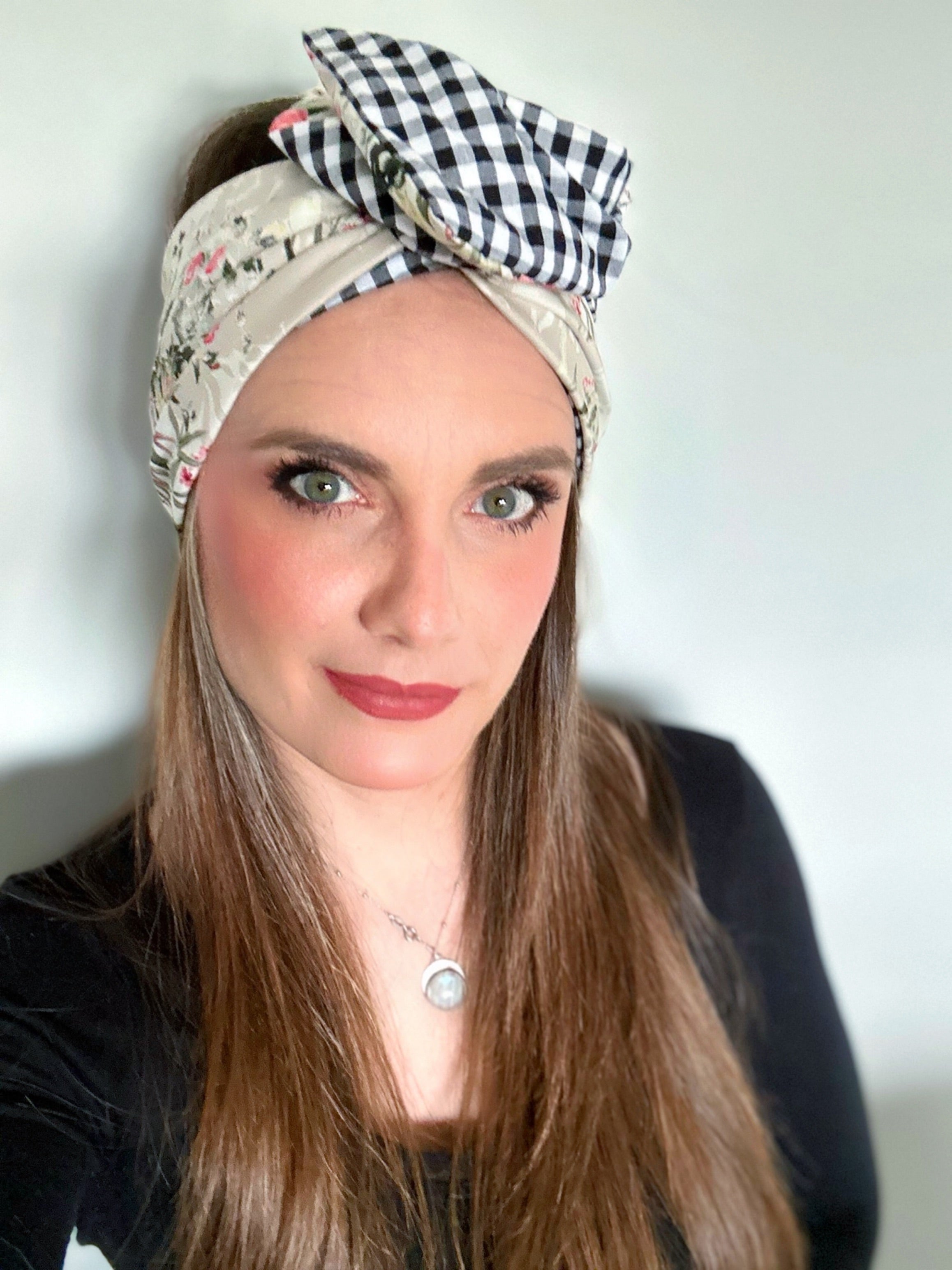 Fascia per capelli handmade in cotone con nodo a rosa, stile romantico e delicato
